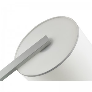 Hiltom -hotelli -sohva lattiavalaisimen vieressä hopeapinnasta huoneessa