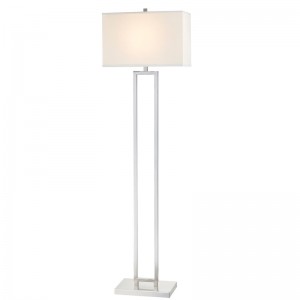 Marriott Hotel -sohva lattiavalaisimen vieressä harjatullanikkelillä