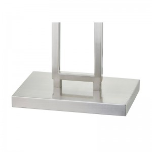 Marriott Hotel -sohva lattiavalaisimen vieressä harjatullanikkelillä