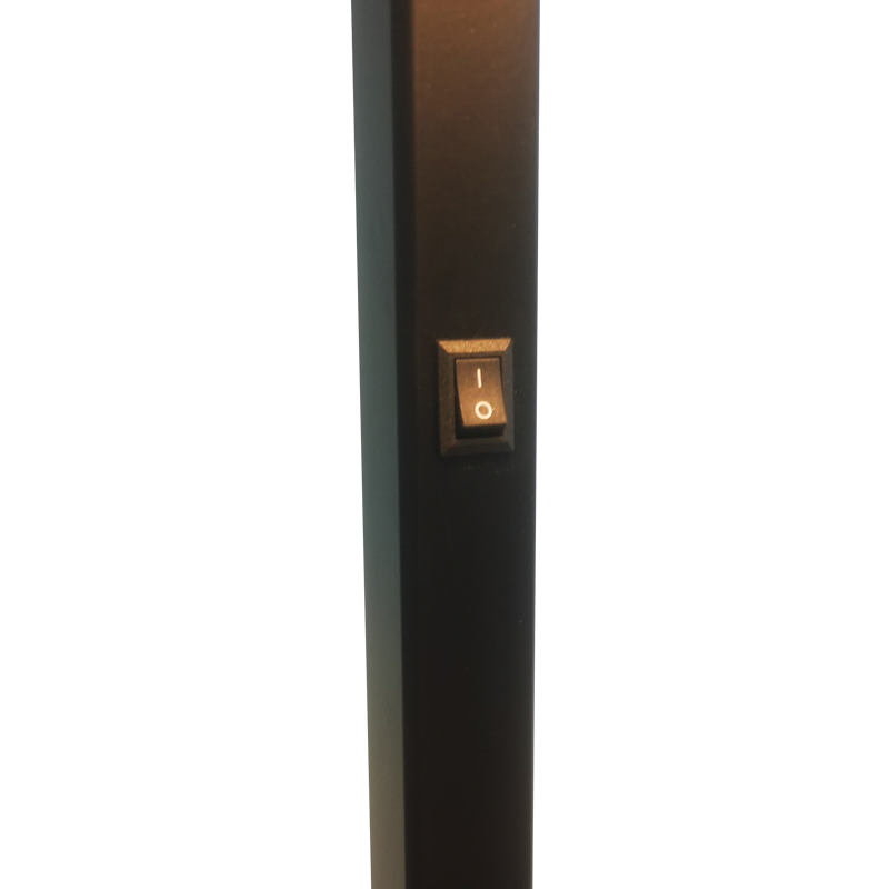 Waterwalk Hotel -sohva lattiavalaisimen vieressä matta mustalla maalilla vierashuoneessa