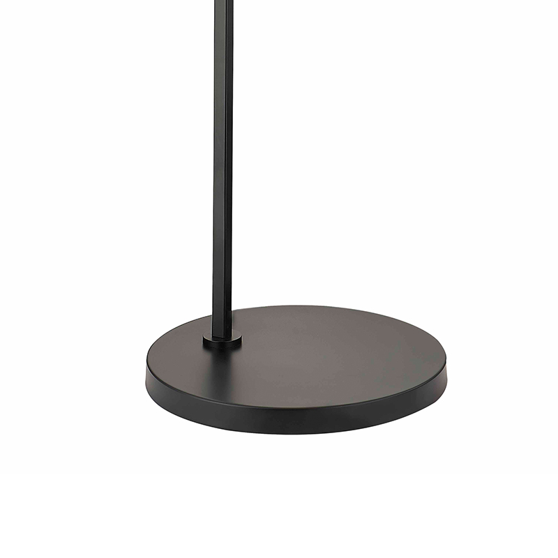 Waterwalk Hotel -sohva lattiavalaisimen vieressä matta mustalla maalilla vierashuoneessa