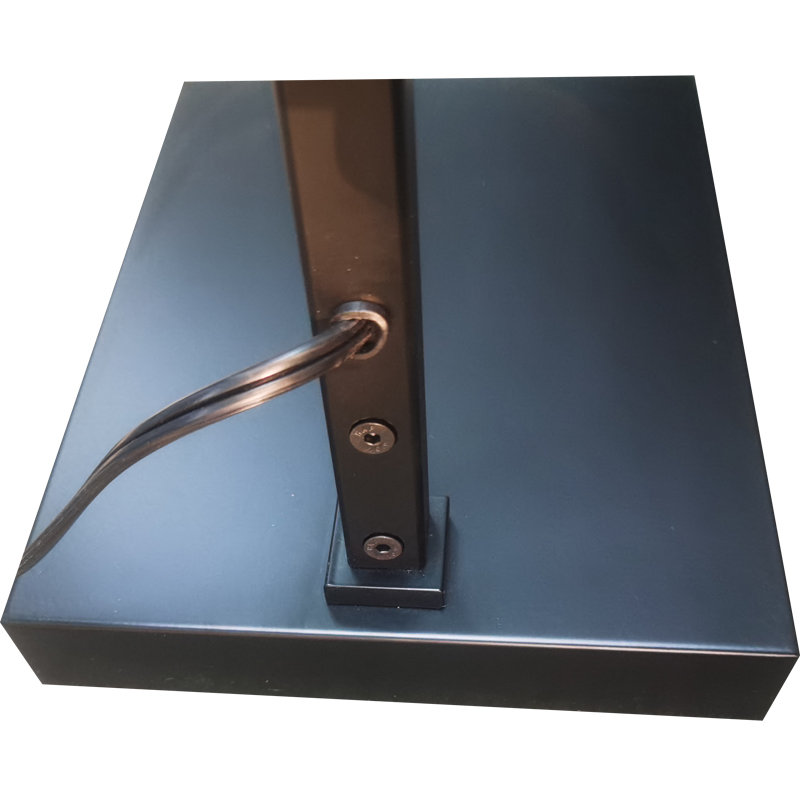 Waterwalk -hotellin lattiavalaisin matta mustalla viimeistelyllä sohvalla vierashuoneessa