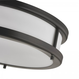 Delta -hotellin kattovalaisin, jossa on tumma pronssinen maali vierashuoneessa ja käytävällä