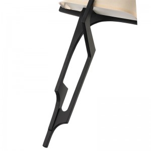 Hyatt Hotelin käsintehty metalliseinäkivi tummalla pronssipintaisella ja puoli suorakaiteen muotoinen kangas sävy hotellin tyypillisellä käytävällä