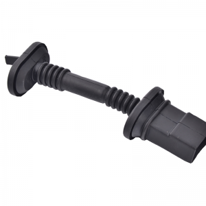 Mustan kumijohtosarjan palkeet auton ovelle