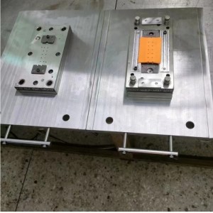 Laitteistomuotti jatkuva. Yksi rei\'itys, komposiitti, piirustus, kuparimuotti, suunnittelu ja valmistus