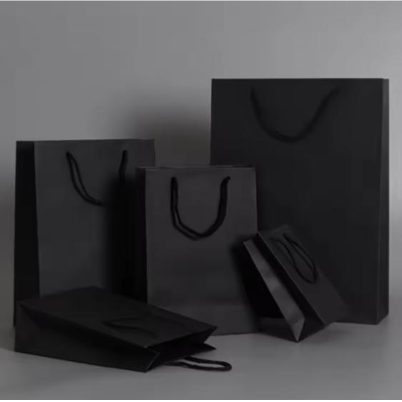 Ylelliset mustat pakkauspaperipussit painetut mukautetut logo vaatteet ostoskorit korut viinipaperipussi