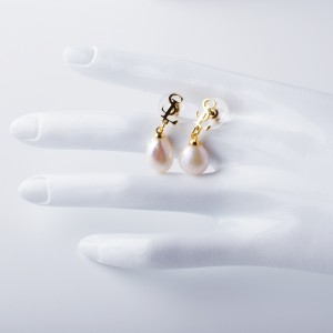 2x14 mm helmillä kultapinnoitettujanastakorvakoruja 6,4*7,2 mm