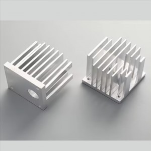 Mukautettu CNC-levyn laserleikkaus hitsausosien leimauspalvelu Alumiinilevyn rei\'ityskäsittely