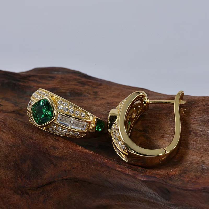 Majestic Timeless Luxury Eternal Elegance Radiant Emerald Glow Hoop Korvakorut hienostunutta charmia