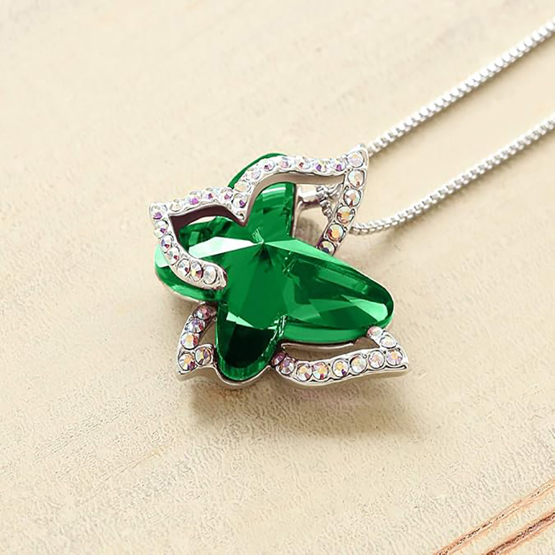 Emerald Radiance Star Pendant Butterfly Birthstone Crystal kaulakoru - Hopean sävy 18