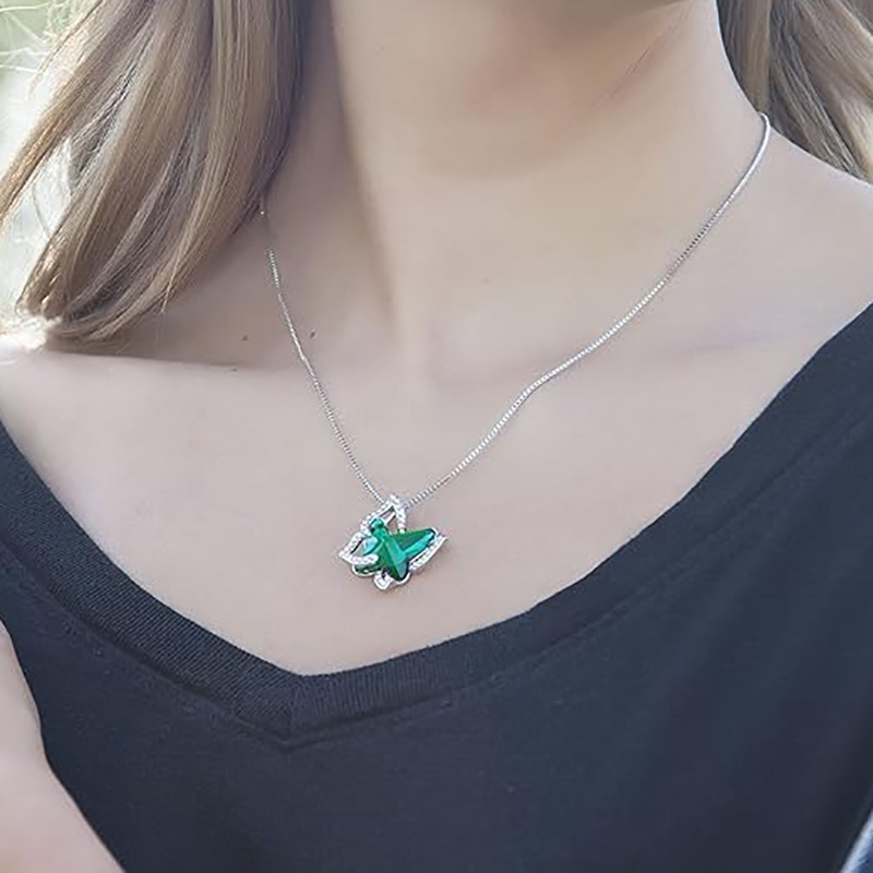 Emerald Radiance Star Pendant Butterfly Birthstone Crystal kaulakoru - Hopean sävy 18