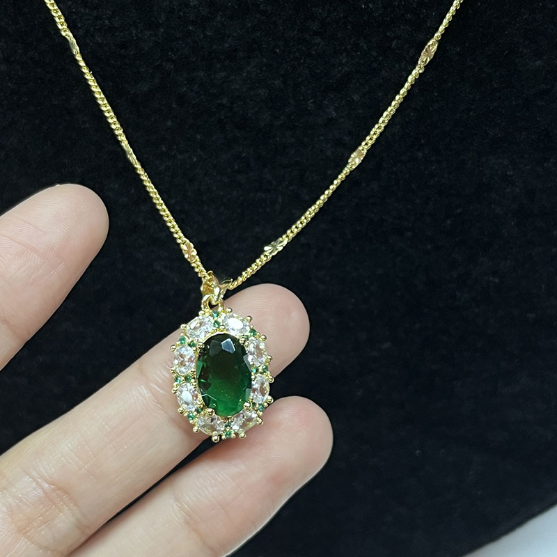 Regal Emerald Elegance Gold-Pinnoitettu vihreä jalokivikaulakoru kuohuviini -aksentteilla