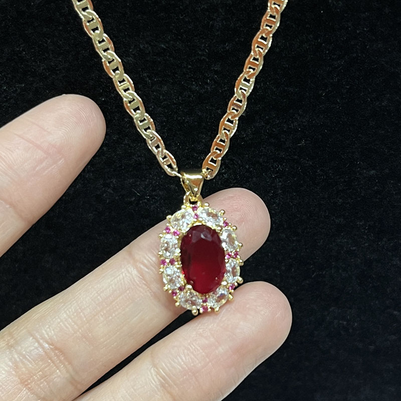 Royal Ruby Halo -kaulakoru timantilla & Vaaleanpunainen safiiria aksentteja 14K kultaketjussa