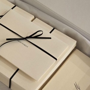 Ylellinen minimalistinen kolmion laukku