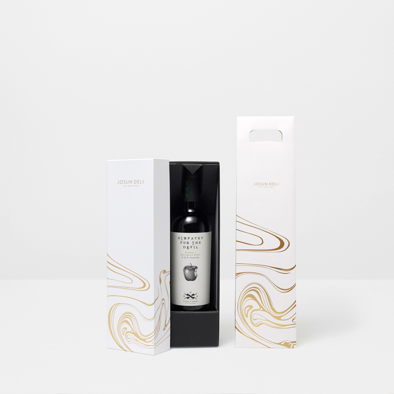 Kultainen minimalistinen lahjapakkaus