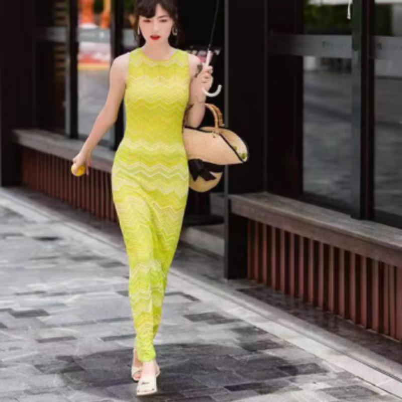 Kesäneulottu pyöreä kaula pitkähihainen välivärinenneuletakki, V-Kaulan hihaton pitkäneulottu raidallinen mekko -sarja