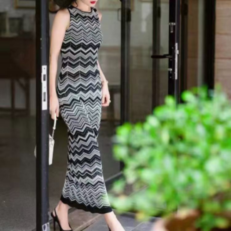 Kesäneulottu pyöreä kaula pitkähihainen välivärinenneuletakki, V-Kaulan hihaton pitkäneulottu raidallinen mekko -sarja