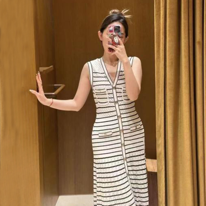 V-Kaulan hihaton pitkäneulottu raidallinen mekko -sarja