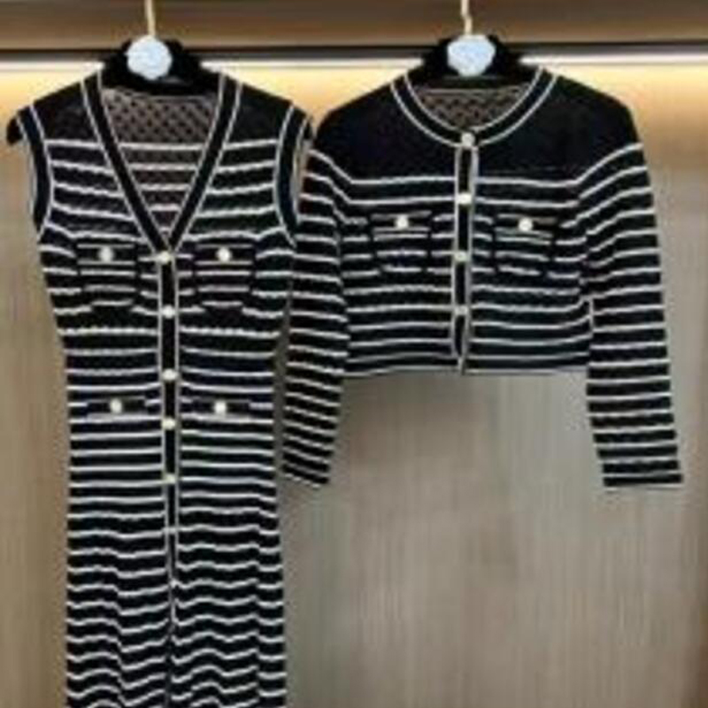 V-Kaulan hihaton pitkäneulottu raidallinen mekko -sarja