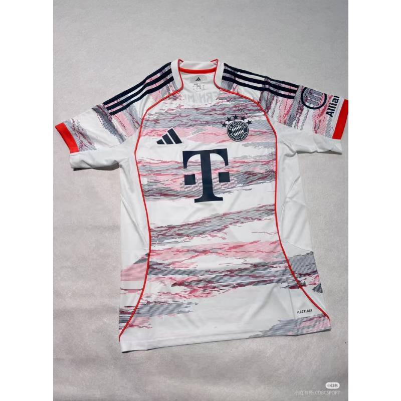 25/26 Bayern Away -paidat uudella kaudella
