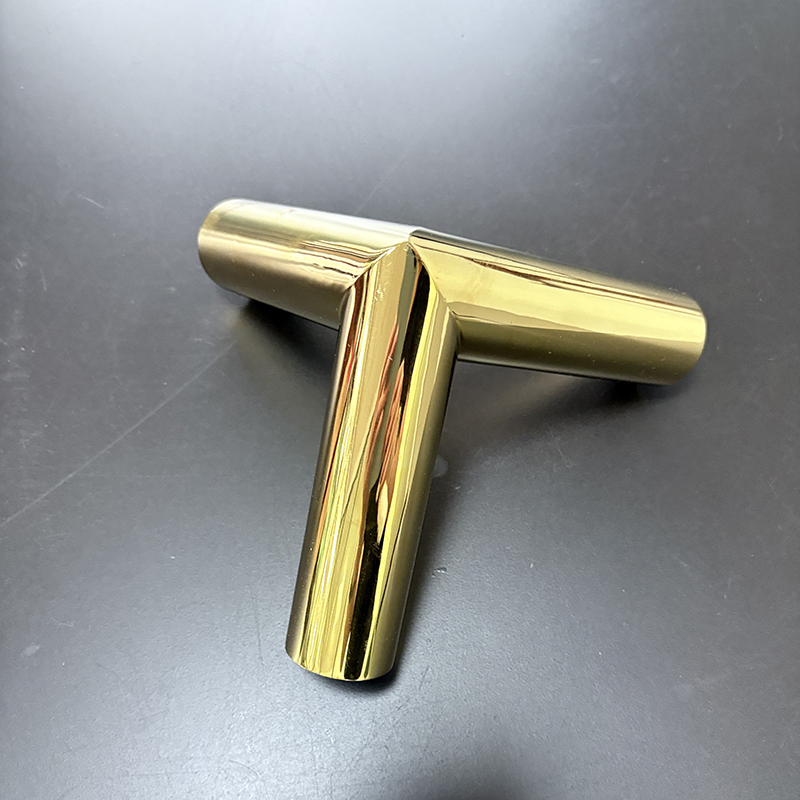 Zotye Ruostumattomasta teräksestä valmistettu kultaiset elektroljonoidut kolmionmuotoiset kolme-Dimensional ontto jalustan koriste