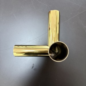 Zotye Ruostumattomasta teräksestä valmistettu kultaiset elektroljonoidut kolmionmuotoiset kolme-Dimensional ontto jalustan koriste